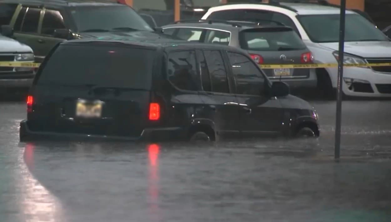 Gobernador de Nueva Jersey visita zonas afectadas por las inundaciones repentinas