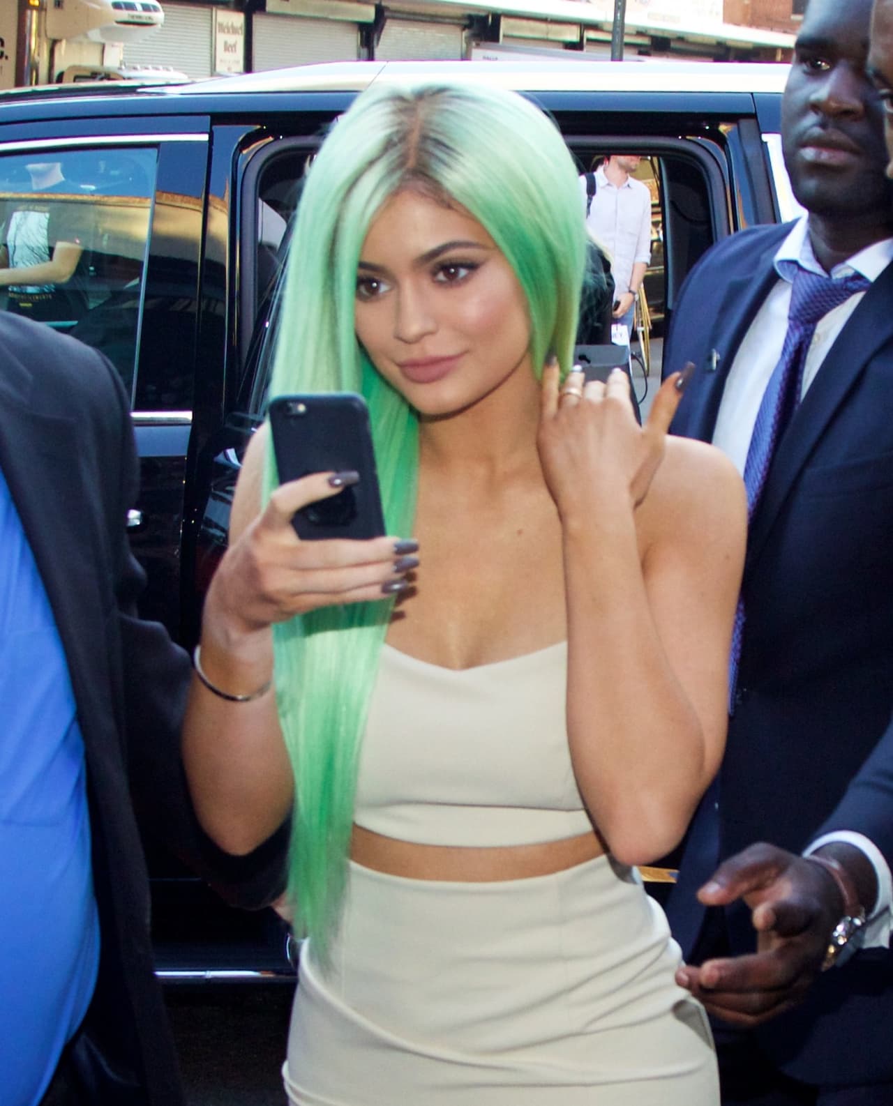 Nada, simplemente experimenta con su look.