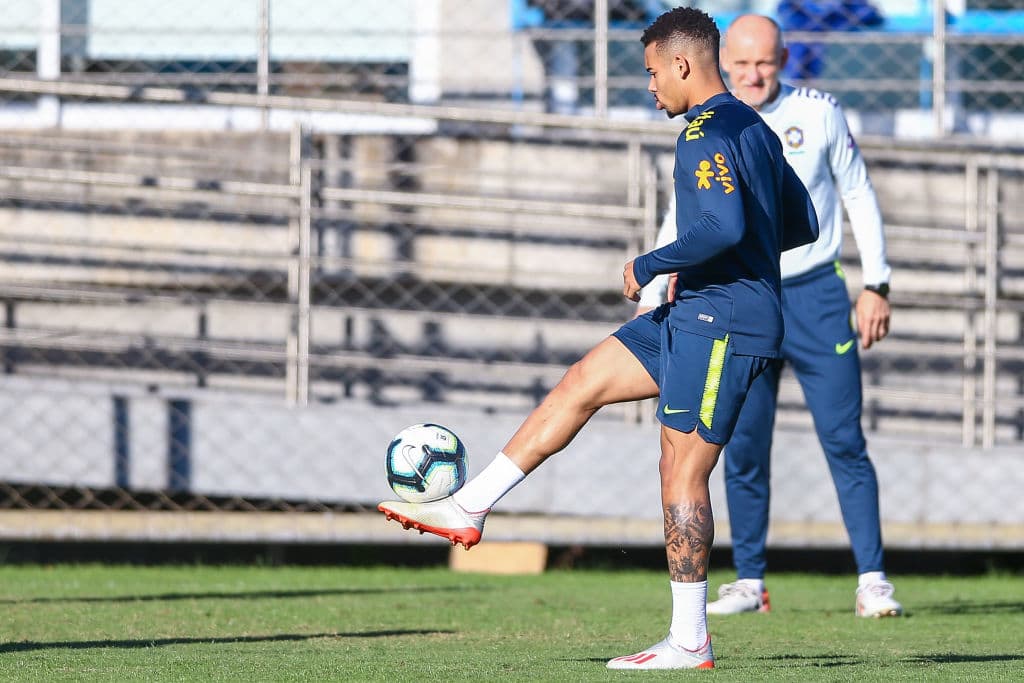 Brasil, además de la obligación como país sede, y todos su blasones, tiene la urgencia de recuperar el prestigio en la contienda continental, luego de que ganaran en 2007 la Copa América por última vez; en 2011 y en 2015, sucumbieron en la etapa de Cuartos de Final, ni más ni menos que, con Paraguay, el rival en turno este jueves. En 2016 la Canarinha ni siquiera pasó de la fase de grupos. Con esto en mente, el equipo plagado de estrellas, dirigido por Tite, cerró con fuerza su práctica final antes de volver a verse las caras con su modesto pero incómodo rival y vecino geográfico.