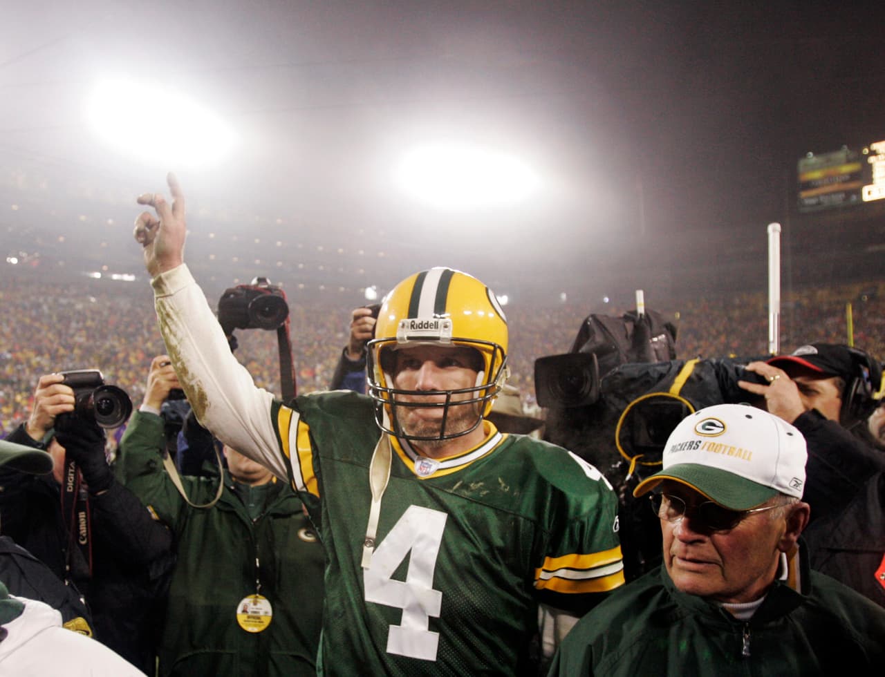 Aaron Rodgers tenía unos zapatos muy grandes por llenar en Green Bay cuando el equipo decidió que la era de Brett Favre pasaría a los anales de la historia y los Packers le entregaban las riendas al prometedor quarterback.