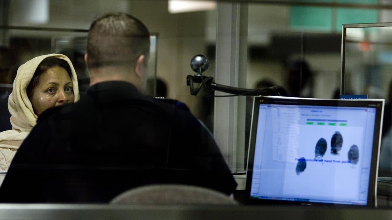 Las órdenes migratorias de Trump pueden impedir el ingreso de más residentes legales permanentes: ¿qué hacer si te paran al entrar al país? 