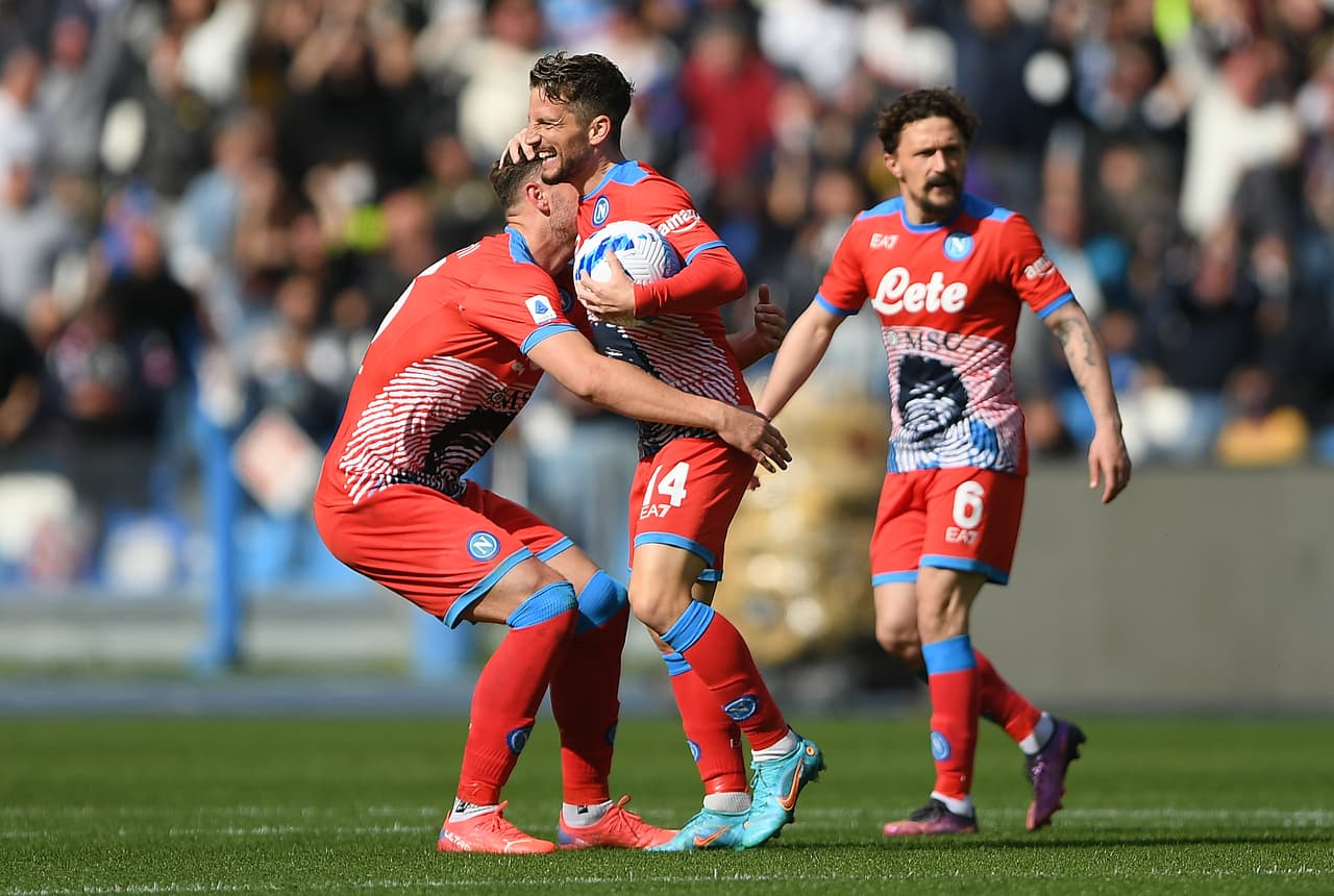 Napoli desperdició la oportunidad de tomar el liderato en Italia en la Serie A al perder en casa por 2-3 ante la Fiorentina; Hirving Lozano jugó en todo el segundo tiempo con poco aporte a la ofensiva.