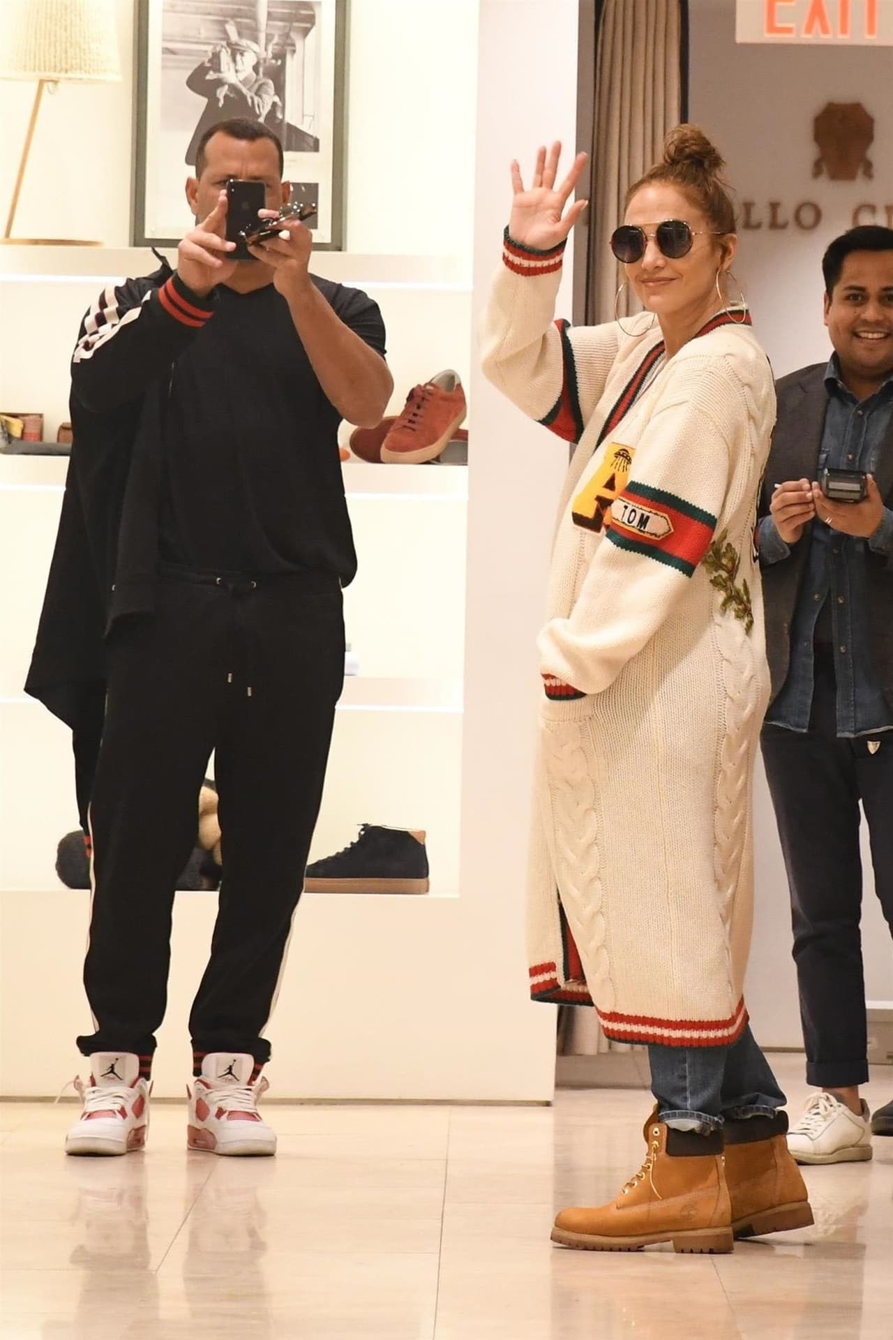 Horas antes, Jennifer López había causado furor, cuando los fanáticos se dieron cuenta que estaba en Beverly Hills visitando la exclusiva tienda del diseñador Tom Ford.