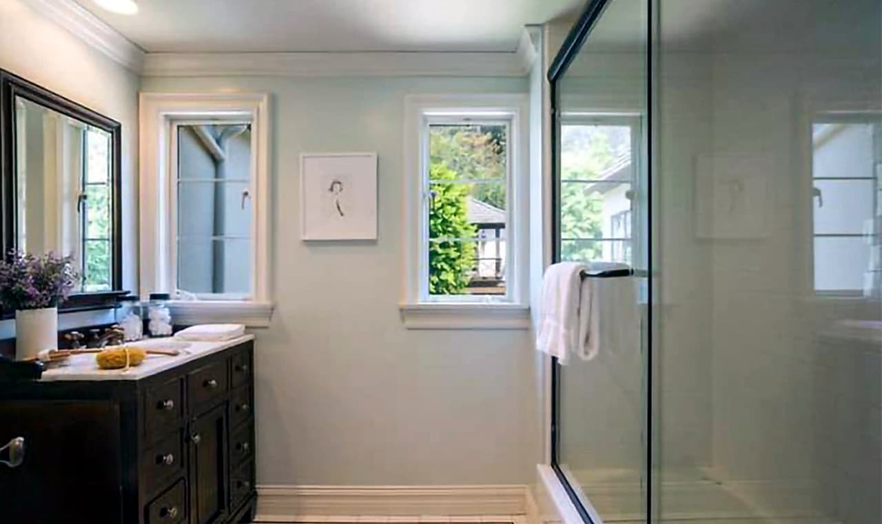 Tiene 
<b>4.5 baños </b>y poco más de 3,500 pies cuadrados de espacio habitable. 
<br>