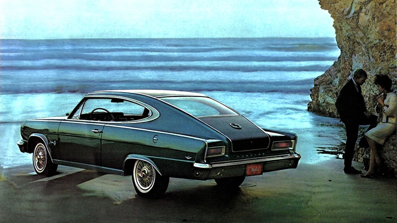 <h3 class="cms-h3-H3"><b>19. AMC Marlin 1965-1967.</b> </h3>
<br>
<br>A mediados de la década de los 60 los coupes personales causaban el mismo furor que las SUVs y crossovers causan hoy en día. Se trataba de carros de dos puertas de gran tamaño con ciertos lujos integrados para hacer sentir a sus dueños bien e importantes. American Motors desesperada por imitar lo que hacían los 'tres grandes' (General Motors, Ford y Chrysler) presentó su versión con prisa y sin pensarla muy bien. Sus recursos limitados solo le permitieron colocar un enorme techo fastback sobre su compacto Rambler American, quitandole dos puertas. La disimilitud en las proporciones le daban un aspecto poco agraciado, especialmente cuando se le veía de lado, por lo que es prácticamente imposible conseguir una imagen publicitaria del perfil del auto.