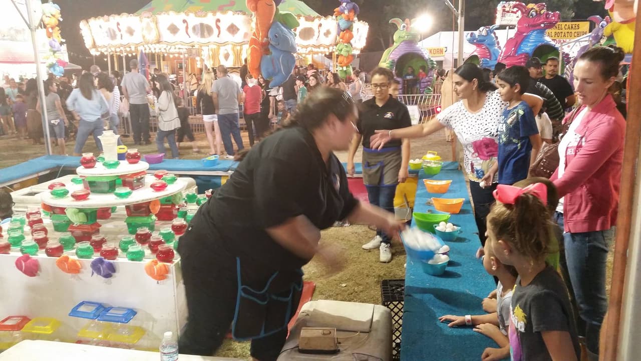 La versión número 75 del 
<b>Festival Harvest de Kerman</b> inicia este jueves 12 de septiembre a las 5 de la tarde. Organizado por la Cámara de Comercio de Kerman, el evento promete mucha diversión, juegos, comida y baile bajo las estrellas. El Festival inicia con un 
<b>Bingo para los adultos mayores, </b>mientras que el viernes 13 tendrá lugar el 
<b>Torneo Corn Hole</b> 
<b>a las 6.15 pm. </b>El sábado 14 a las 10 de la mañana, los asistentes podrán disfrutar del tradicional 
<b>Desfile del Festival, </b>y en la noche se presentarán 
<b>Ismael Palma y sus Sierreño Band y Los Cadetes de Linares</b>. Más información de los eventos programados visite el sitio 
<b>www.kermanchamber.org/75th-kerman-havest-festival/</b>
<br>
<br>
<b>¿Cuándo?</b>: Entre el 12 y 15 de septiembre
<br>
<b>¿Dónde?. </b>Parque Kerkoff, ubicado en 15023-15099 W G St, Kerman, CA 93630
<br>
<b>Valor: </b>Adultos: $6, Niños: $3. El jueves la entrada es liberada para todo público, y el viernes 13, los veteranos con ID tampoco pagan. El Gold Ticket que te permite subirte a todos los rides durante los 4 días 
<b>cuesta $70.</b>
<br>