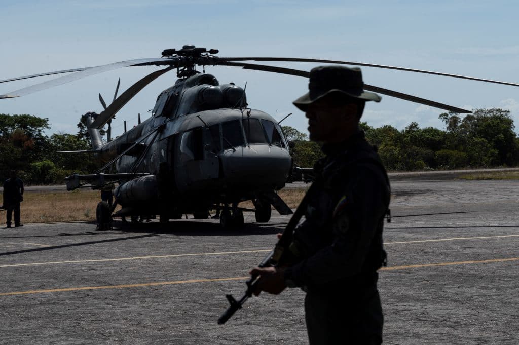 Un grupo de soldados de operaciones especiales de la Fuerza Armada Nacional Bolivariana (FANB) que participan en la operación militar "Autana" contra la minería ilegal junto a un helicóptero MI17 de fabricación rusa en Puerto Ayacucho, estado Amazonas, en la frontera entre Venezuela, Colombia y Brasil, el 21 de diciembre de 2022.