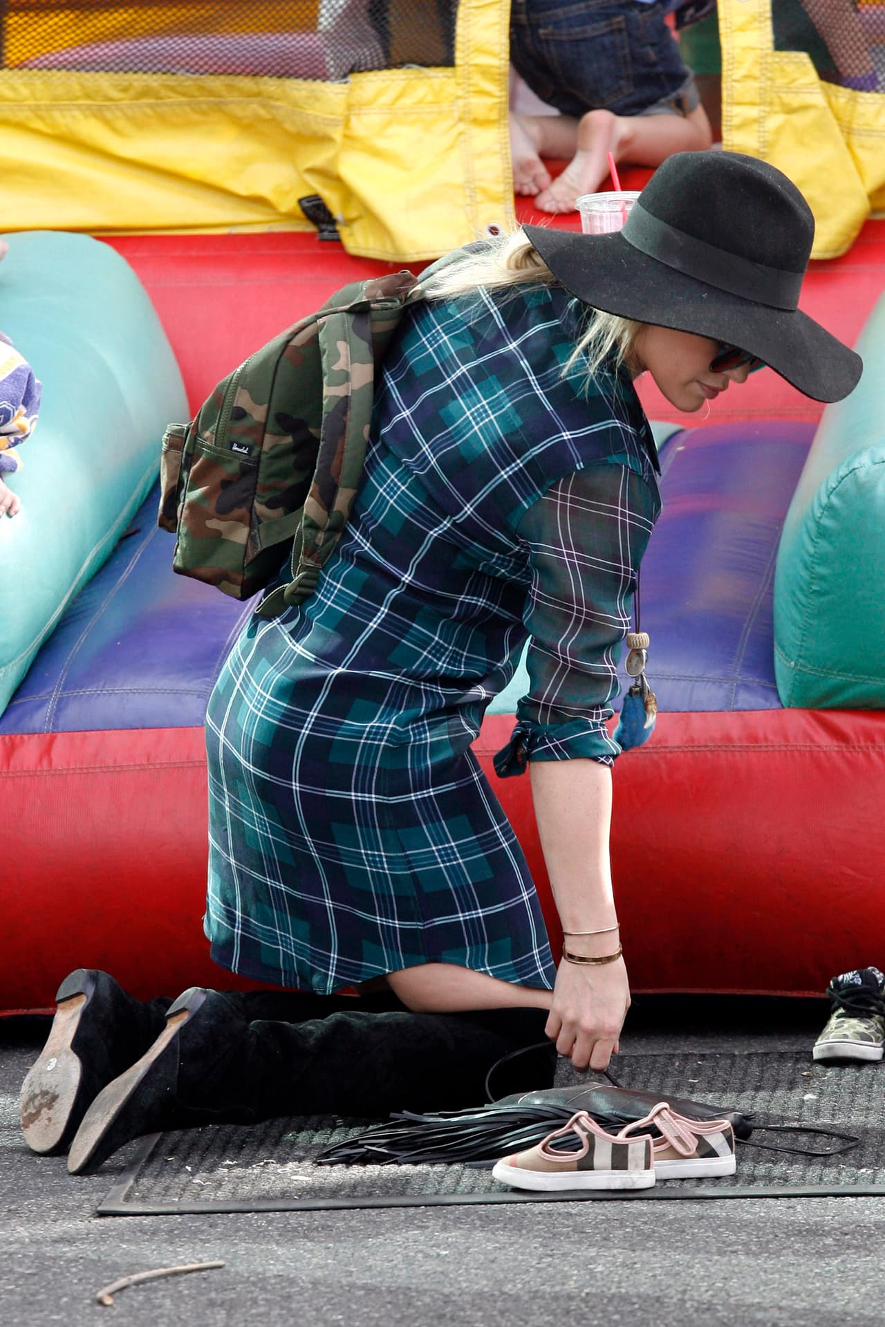 Luego Hilary lo acompañó a saltar a los juegos inflables.