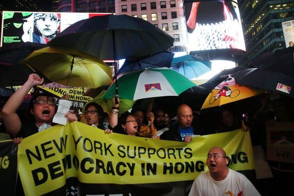 Times Square se cubrió de paraguas de cientos de personas que apoyan las manifestaciones que desde la semana pasada tienen lugar en Hong Kong Los neoyorkinos bajo el grito “Permanece fuerte Hong Kong” se unieron a la llamada “Revolución de los paraguas”, que busca un “voto libre universal” que termine con el control del gobierno de Pekin sobre las elecciones. Las sombrillas son un símbolo; ya que estas han sido utilizadas por manifestantes para protegerse del gas pimienta de la policía.