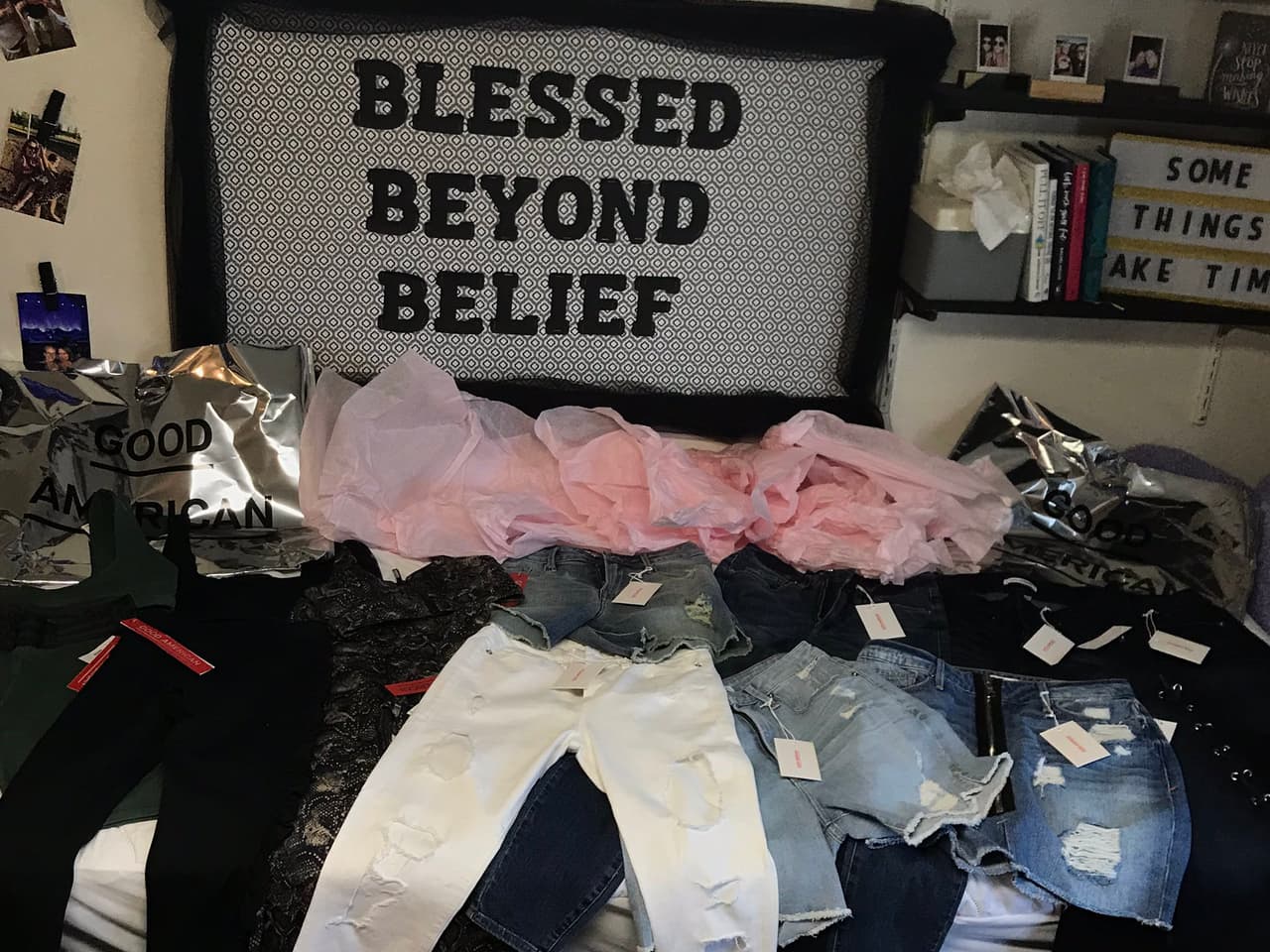 En dichas imágenes se puede apreciar que el regalo incluye varios atuendos de Good American, incluyendo pantalones de mezclilla y ropa deportiva.