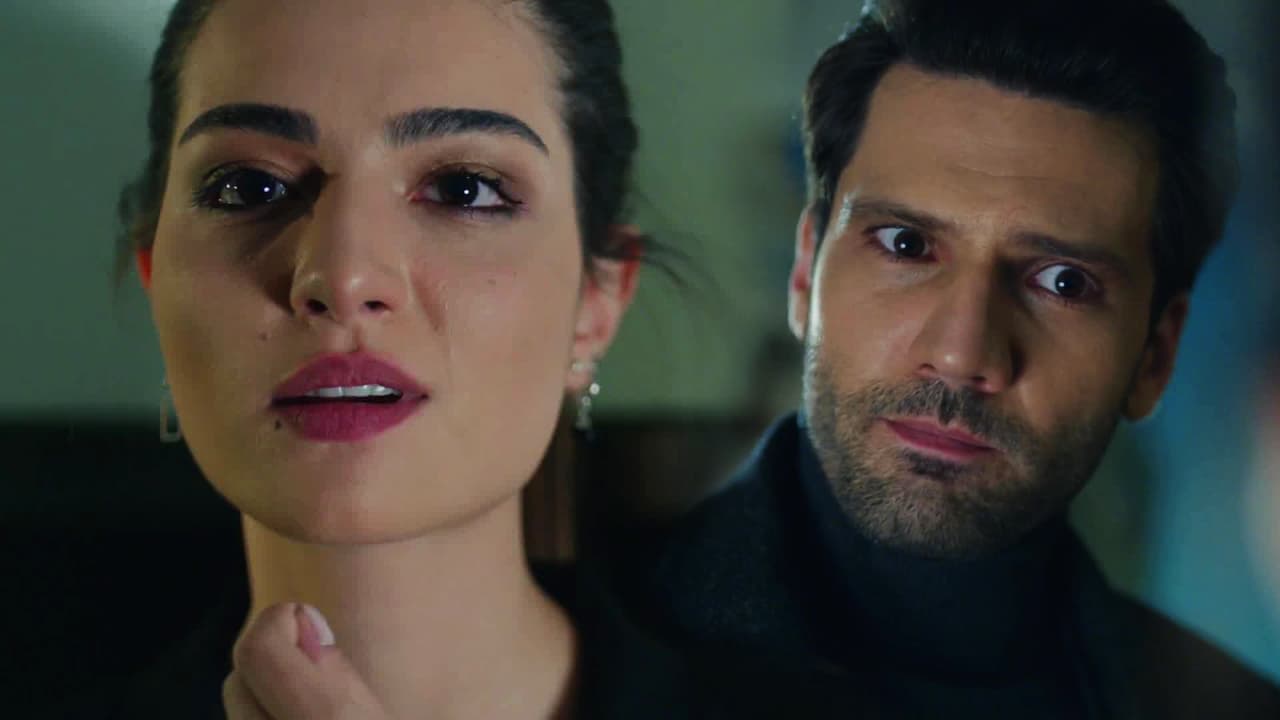 Al escuchar de boca de Kemal que solo la usó para vengarse de Emir, Asu le confesó a su hermano que le cedió las acciones a su esposo, pero le propuso unirse para destruirlo.