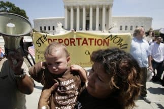 Manifestación ante la Corte Suprema contra las deportaciones, en 2007 (YURI GRIPAS/AFP/Getty Images)