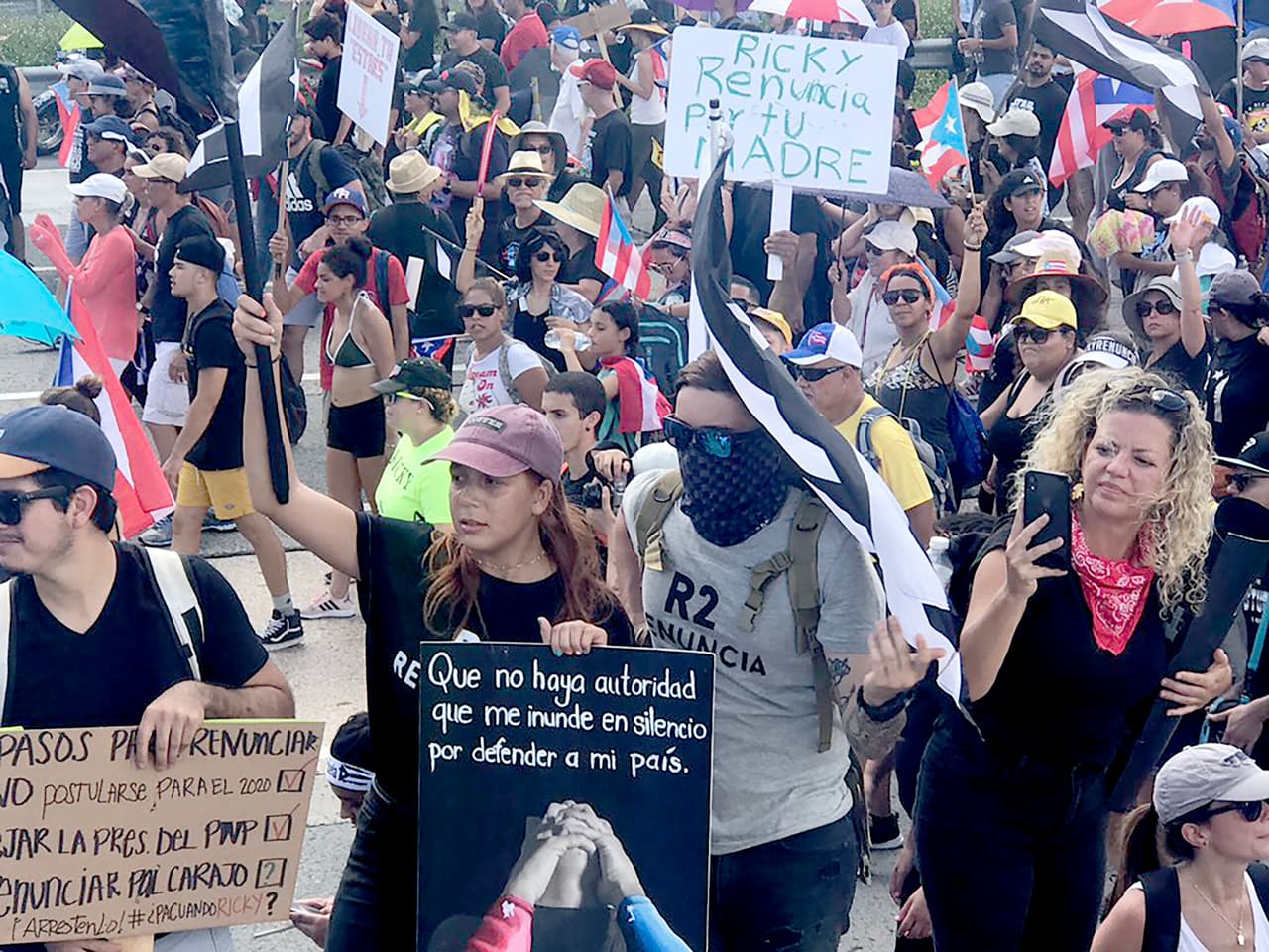 “Que no haya autoridad que me inunde en silencio por defender a mi país”, un mensaje escrito en una de las pancartas vistas en la masiva manifestación. La filtración de los chats se sumó a las críticas por el manejo de la emergencia por los huracanes de 2017, la presunta corrupción en el gobierno y el proceso de quiebra de la isla.