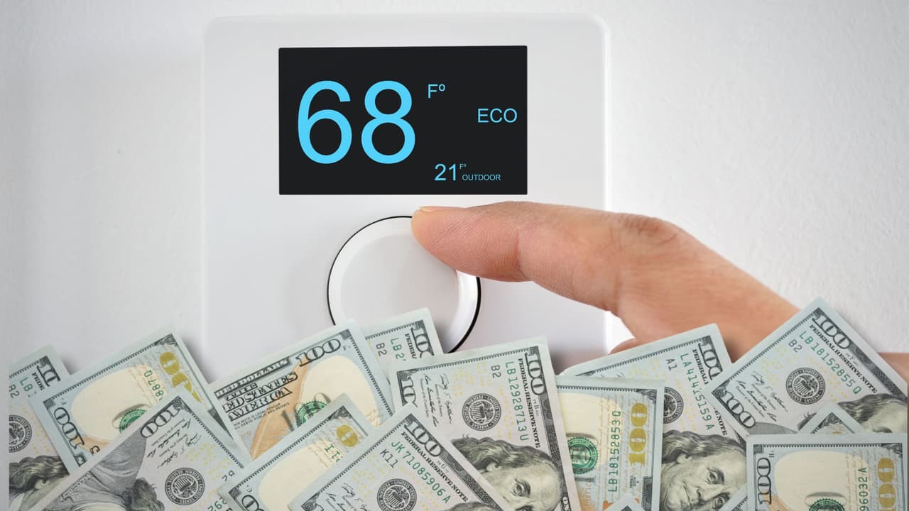 Con temperaturas que superan los 100 grados en muchas partes de Estados Unidos, miles de familias hispanas se hacen la misma pregunta:
<b> ¿es más barato apagar el aire acondicionado cuando salgo o dejarlo prendido todo el día?</b> 
<br>La respuesta depende de varios factores, como el tipo de vivienda, el aislamiento, si hay personas vulnerables en casa y, claro, el presupuesto familiar.