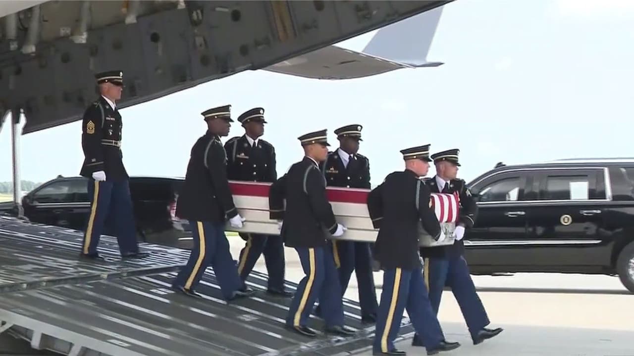 Trump rinde homenaje a militares fallecidos y viaja con una de sus familias rumbo a Georgia