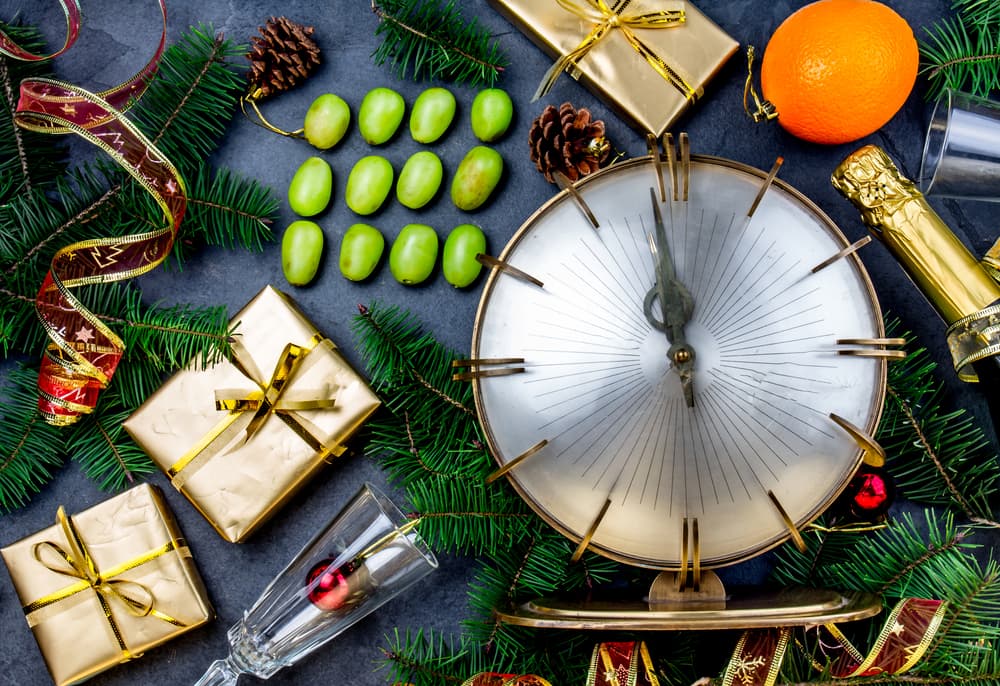 También puedes 
<b>anotar en un papel</b> todas las cosas negativas que quieres deshacerte, incluyendo esa mala gente o mala vibra que te rodea, y quémala, dejando que las cenizas se las lleve el aire.