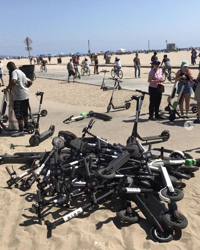La población de California continúa manifestando su descontento con la invasión de estos scooters eléctricos.