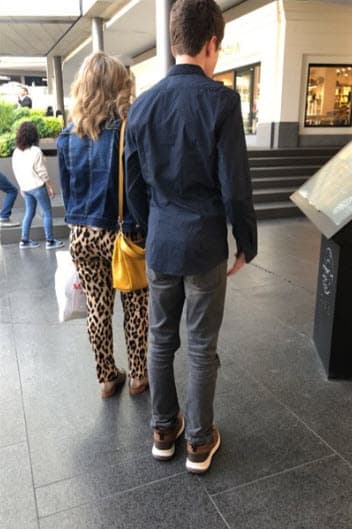 Nicolás ya es más alto que su famosa mamá.