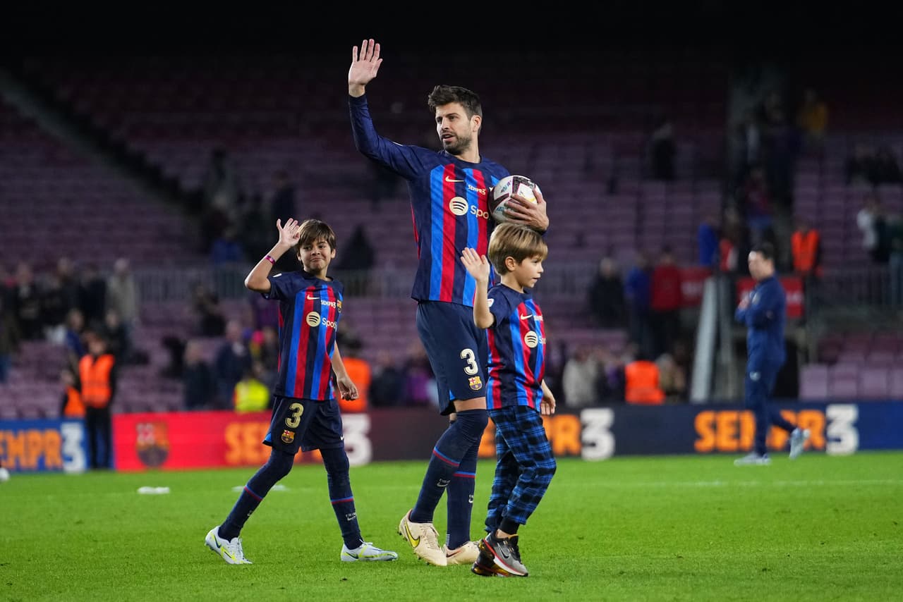 Piqué, de 35 años, apareció con sus dos únicos hijos después del partido entre el Barcelona y la UD Almería en el Camp Nou este sábado 5 de noviembre.
<br>