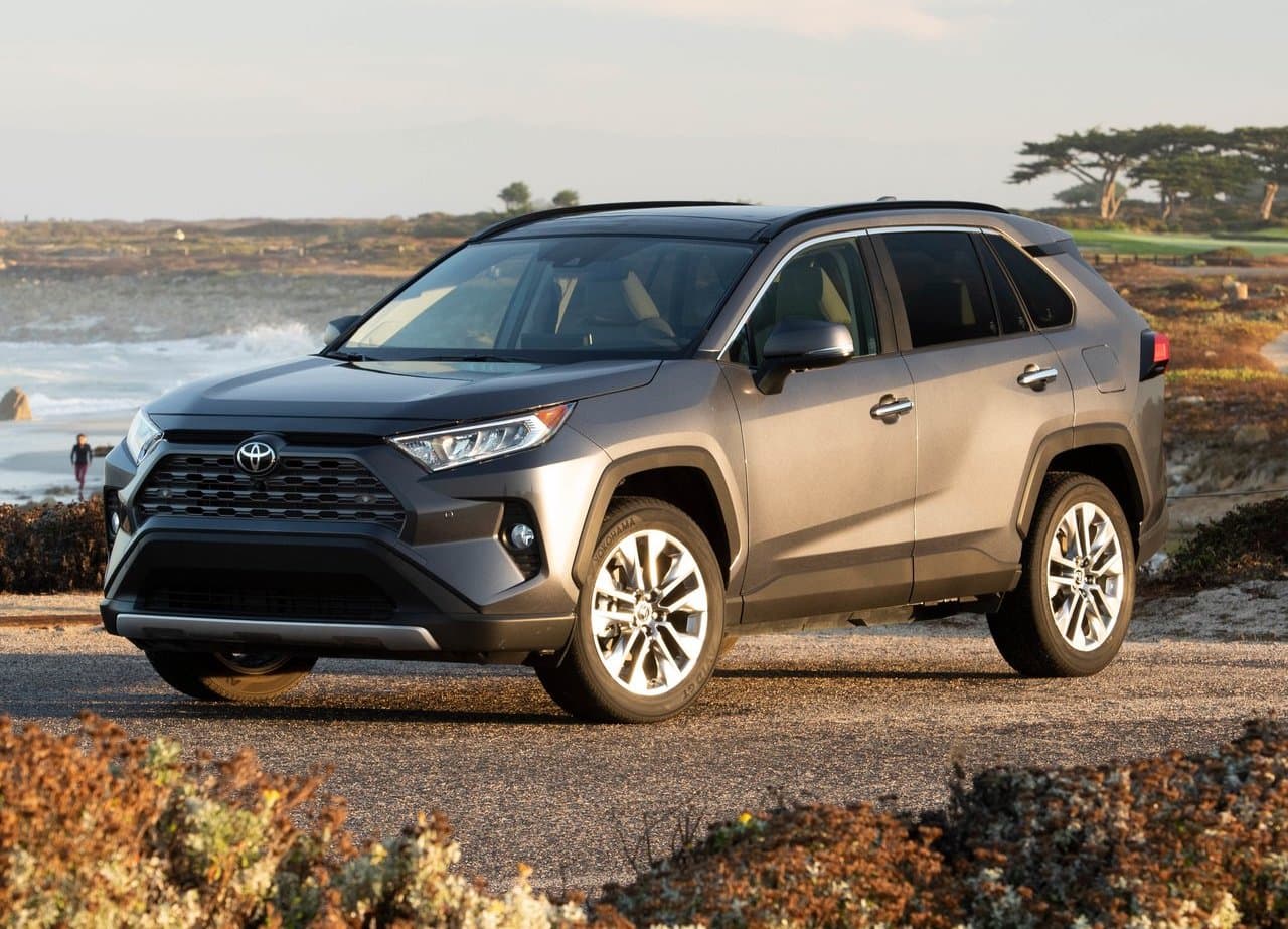 La Toyota RAV4 fue la pionera en el segmento de la SUV compactas y desde su incepción se ha caracterizado por su confiabilidad, comodidad, eficiencia y espacio de carga. Este vehículo utilitario no solo es uno de los que sus dueños conservan por más tiempo, sino que en la actualidad también se ubica entre los más vendidos en el mercado estadounidense.
<br>
<br>En imagen: Toyota RAV4 2019