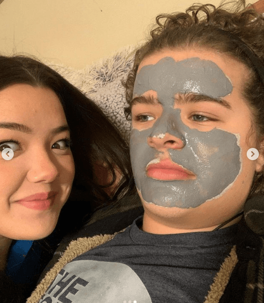 Previamente, el 4 de marzo de 2021, el actor de 19 años celebró su aniversario número tres junto a la joven y lo hizo con una serie de divertidos y bellos retratos.