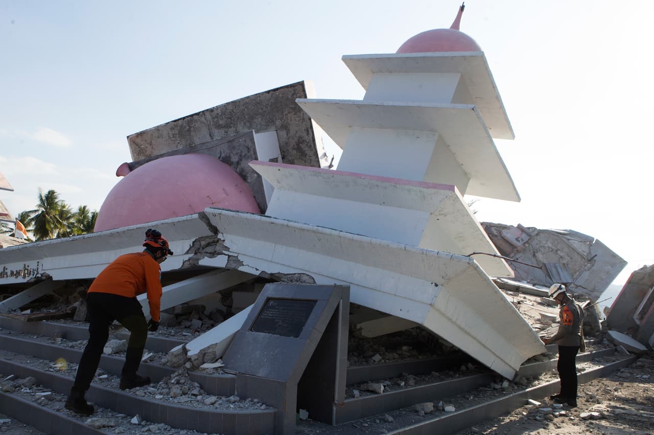 Los rescatistas inspeccionan las ruinas de una mezquita que se derrumbó durante un terremoto en el norte de Lamba Leda, provincia de Nusa Tenggara Oriental, Indonesia, el martes 18 de agosto de 2026.