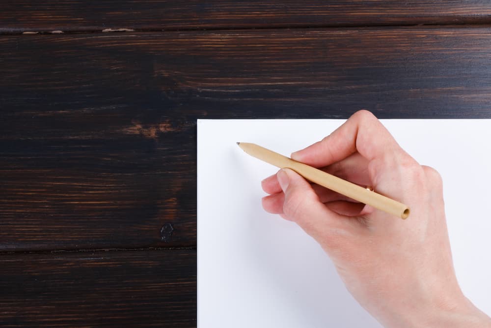 <b>SIGNOS DE AIRE (GÉMINIS, LIBRA Y ACUARIO)</b>
<br>Escribes lo mismo, pero lo lanzas al aire. Lo vas a picar o cortar chiquitito con tijeras.
<br>