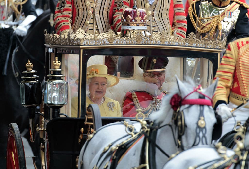 <b>2011, la boda William y Kate: </b>El 29 de abril de 2011, la mayor boda real en una generación fue vista por unos 2,000 millones de telespectadores en todo el mundo y 
<b>dio nueva vida a la monarquía británica tras años de crisis.</b> La reina permitió al príncipe William que rompiese la lista original de invitados para incluir más amigos de la pareja y menos dignatarios mundiales.
<br>