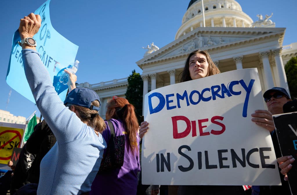 Protesta contra Trump frente al Capitolio de California. (Photo by FRED GREAVES / AFP) (Photo by FRED GREAVES/AFP via Getty Images)