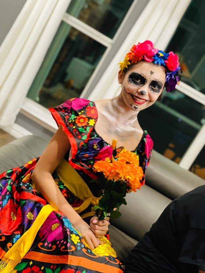 Una catrina con traje típico y hasta un ramo de flor de cempasúchil.
<br>