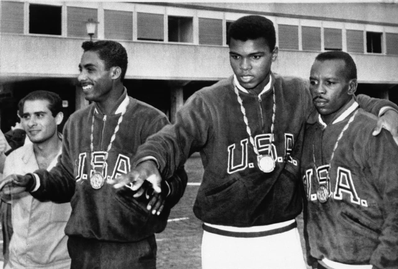 El boxeador Muhammad Ali fue medalla de oro en los Juegos Olímpicos de Roma 1960, pero poco le duró el premio ya que la lanzó al Rio Ohio en respuesta al crudo racismo que se vivía por esa época en Louisville, su ciudad natal.
