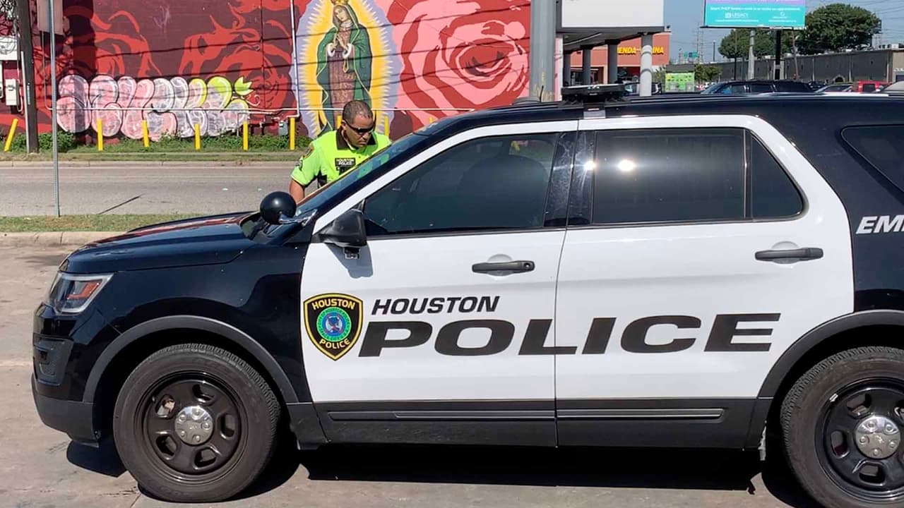 De manera frecuente realizan patrullajes para verificar que no haya personas bebiendo alcohol fuera de estos negocios.