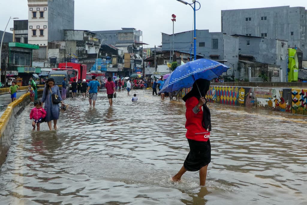 <b>Yakarta</b>, en Indonesia, sufrió tremendas inundaciones en enero y febrero, que dejaron a más de 100,000 personas afectadas y por lo menos 60 muertos.