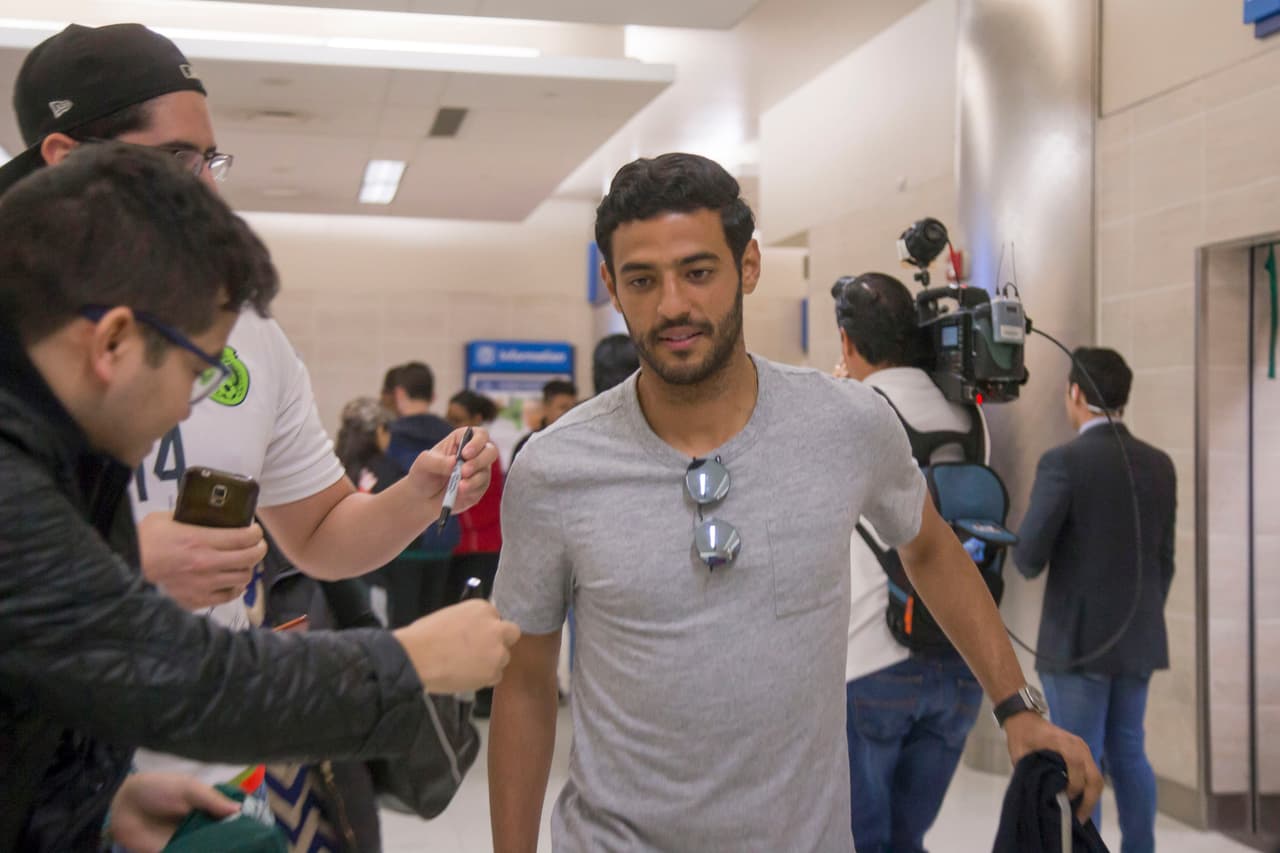 Carlos Vela se deleita en Los Angeles con la NBA.
