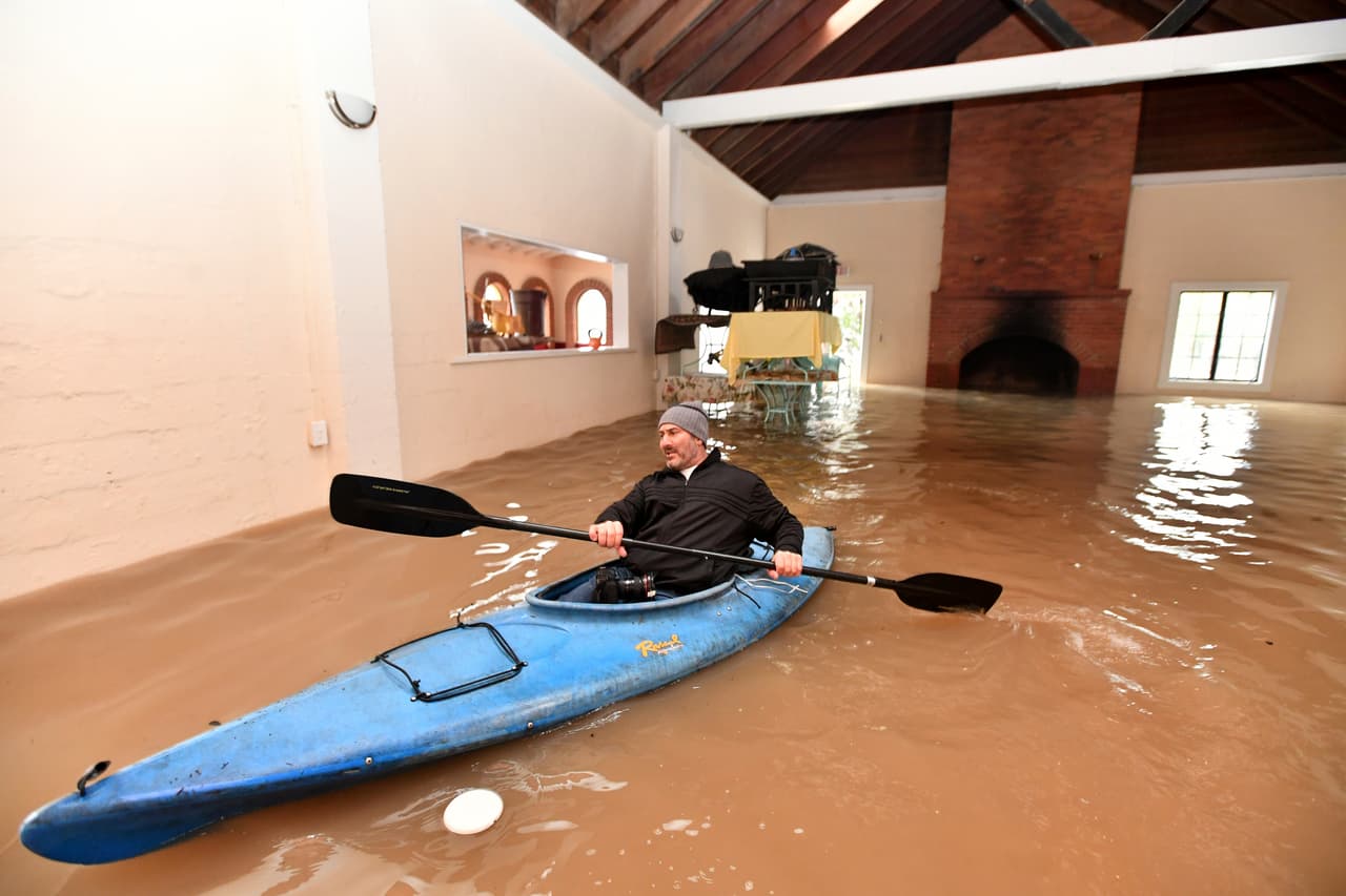 El nivel el de agua en las callles de Guerneville llegó a tal punto, luego de que el río Russian, en el condado de Sonoma, California se desbordara al punto de inundar las calles. (Foto AP / Josh Edelson)