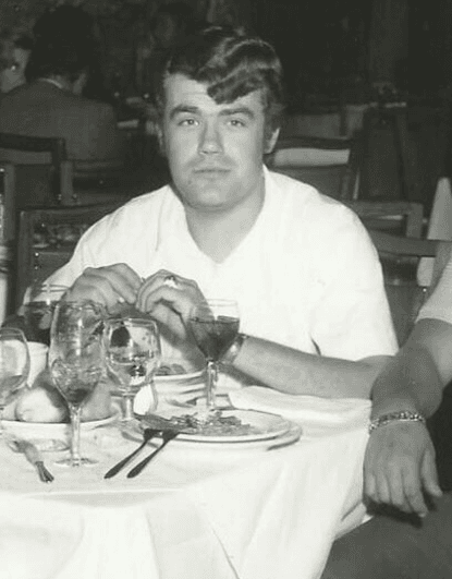 "Sé que me estás cuidando desde arriba y yo desde abajo te recuerdo todos los días y celebro tu cumple. Te amo chief. Si parecías galán de telenovela", concluyó.