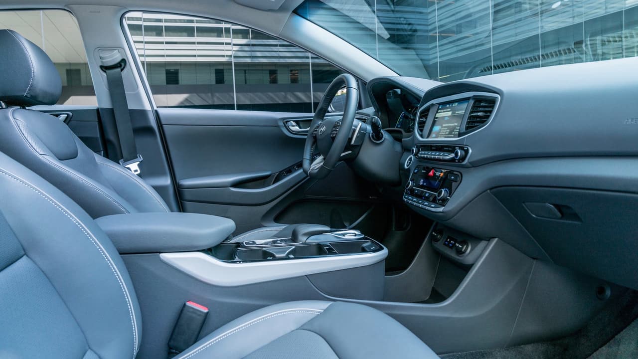 El Ioniq cuenta con un motor eléctrico que desarrolla 118 caballos de fuerza y 215 lb-ft de torque transmitidos a las ruedas delanteras gracias a una transmisión sin cambios, lo que sumado a su práctica cabina y a unas dinámicas de manejo del lado bueno de lo decente hacen de este modelo una excelente opción en el segmento de los eléctricos.