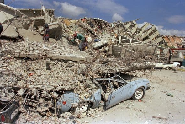 A 25 años del terremoto de 1985 que dejó unos 6,500 muertos según datos oficiales -aunque otros balances elevan a 30,000 los fallecidos-, Ciudad de México muestra una cara renovada en las zonas devastadas por el sismo, mientras intenta prepararse para enfrentar un fenómeno similar.