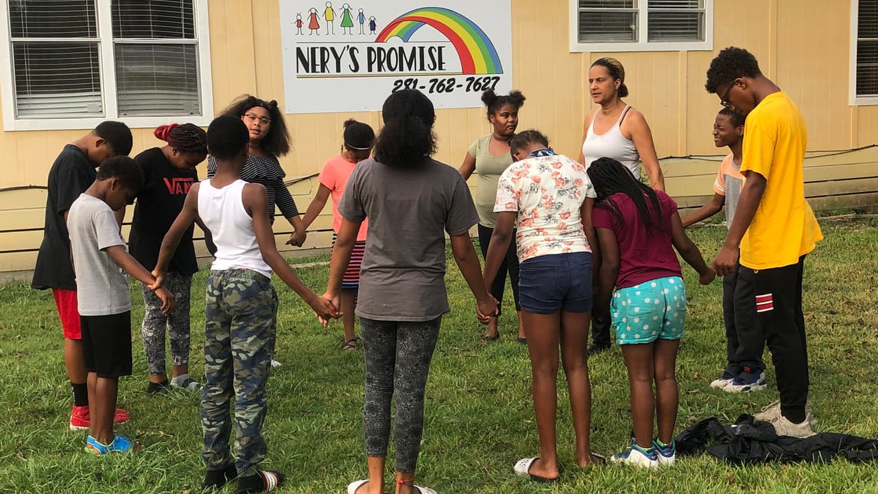 Con la ayuda de su esposo, Nery comenzó a cumplir su promesa ayudando a un niño que llegó a su casa por casualidad, el menor era sonámbulo.