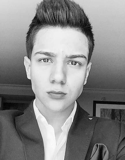 Pero tampoco se olvida de complacer a sus fanáticas con estas selfies en donde luce más guapo que nunca.