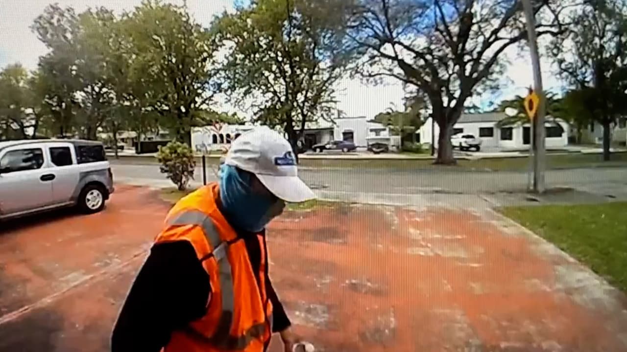 “Yo creo que la estaba vigilando”: hombre pide prestado el baño y roba en una casa de Miami