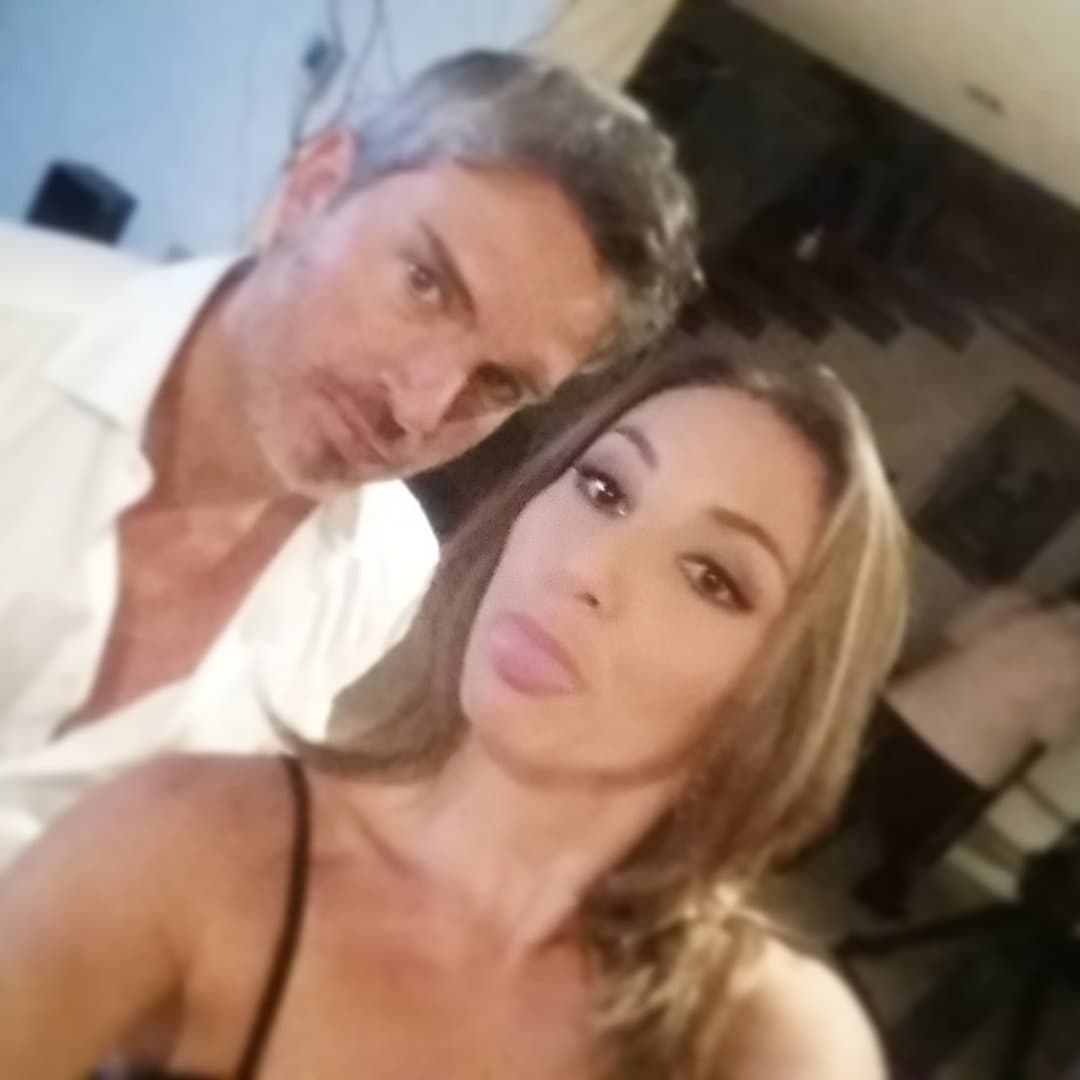 También le encanta compartir fotos detrás de cámaras con sus compañeros.