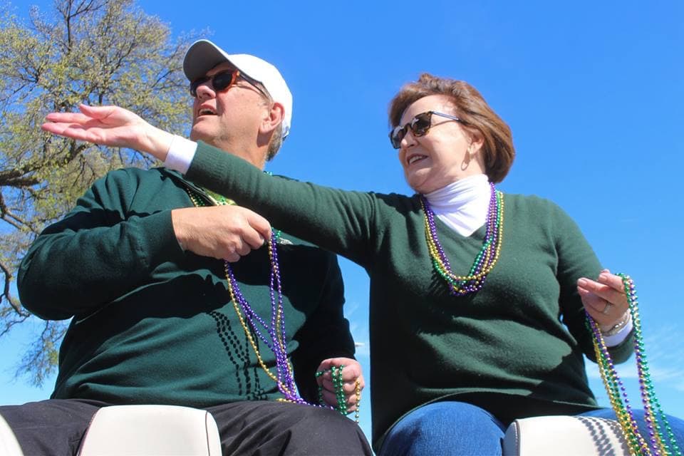 El alcalde de la ciudad de Dallas Mike Rawlings, izquierda, se disfrutó el desfile y saludó a miles de asistentes.
<br>