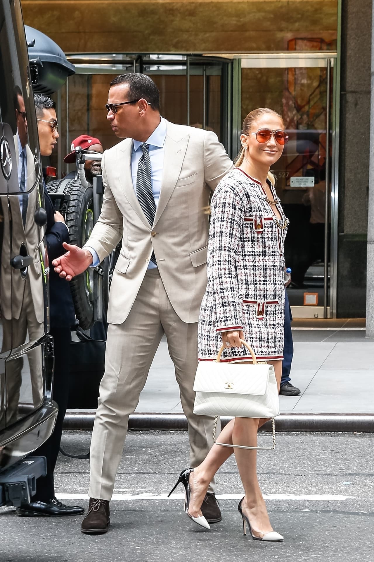 El exjugador de las Grandes Ligas completó el traje con una camisa azul claro y una corbata estampada.
<br>