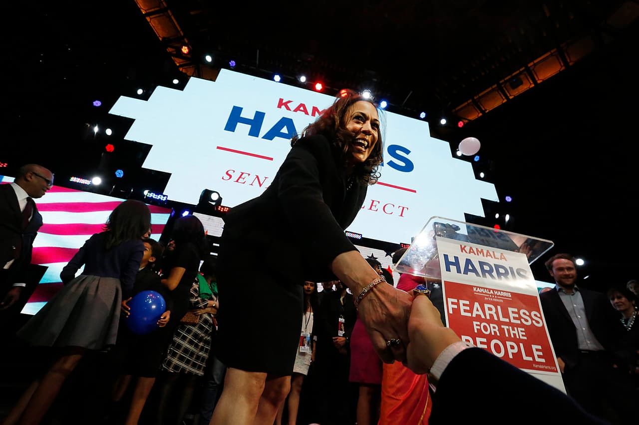 En noviembre de 2016, Harris fue elegida senadora del estado de California. Fue la segunda mujer afroamericana y la primera de origen asiático en obtener un escaño en el Senado.
<br>