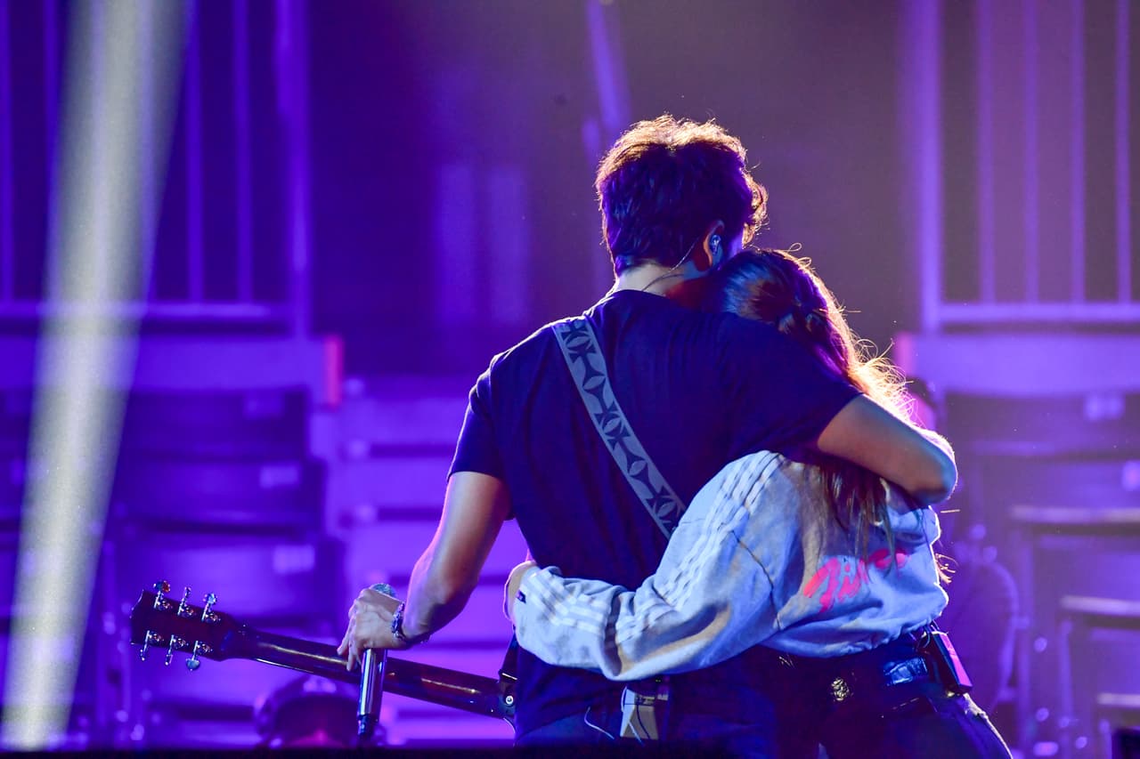 La pareja cerró su participación con este tierno abrazo.