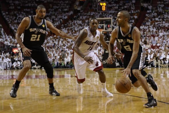 Habrá séptimo juego entre los Spurs y los Heat (30 fotos) ¡Locura total! Un juego electrizante, inolvidable, donde ambos equipos dieron una demostración inolvidable en el American Airlines Arena, manteniendo en vilo a los fanáticos en San Antonio y en Miami, primero durante los 48 minutos regulares y después en los 5 minutos de OT. .Tim Duncan, con una clásica demostración durante todo el partido, anotó más tantos en la primera mitad que la combinación de los 3 de Miami, Wade-James-Bosh 25/21, facilitando que los Spurs dominaran al Heat hasta comenzar el cuarto período, cuando Miami llevo a cabo un cambio de jugadores. Cuando solo faltaban 5 segundos para coronarse campeones los San Antonio Spurs, el incomparable Ray Allen empató el partido con un tiro de 3 puntos, forzando el OT. Con 1:43 en el reloj, LeBron James (triple/doble, 32 puntos, 11 asistencias y 10 rebotes) encaramó al Heat 101-100, y al concluir el OT, de nuevo Allen realizó una formidable jugada defensiva, dando dos puntos más al Heat, que terminó, a pesar de los umpires y para desconcierto de los comentaristas que daban el cetro a San Antonio, 103-101 sobre los Spurs. .
