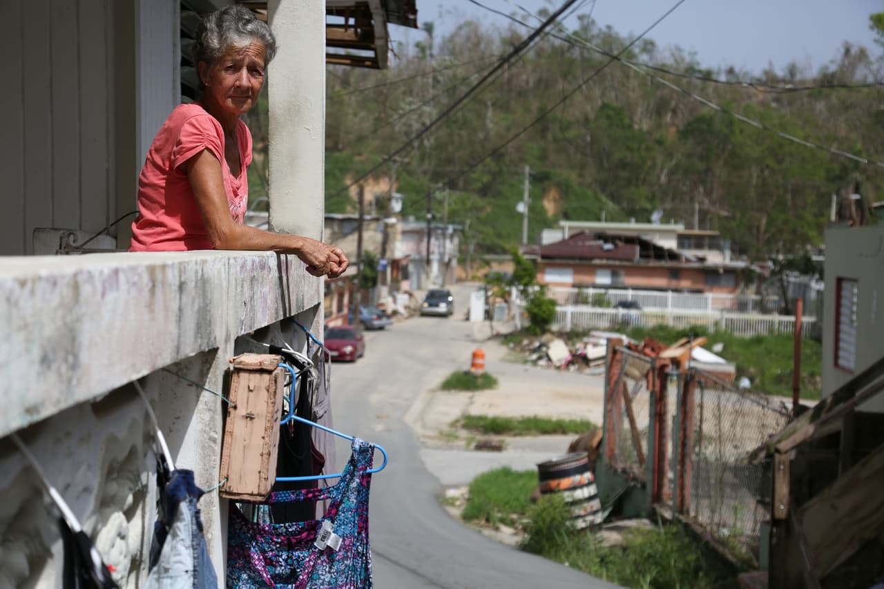 Gloria Vélez, residente de Judea, Utuado. Muchas de las casas perdieron sus tejados en la localidad.