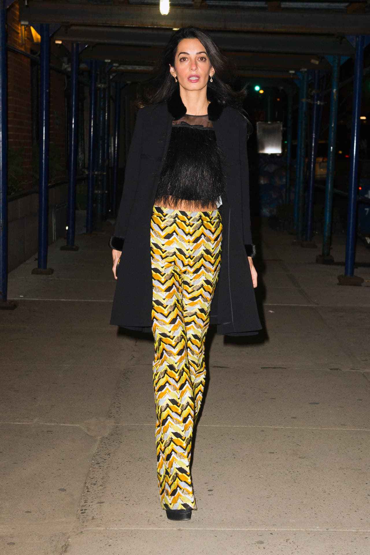 Una recomendación que no sólo aplica para los pantalones anchos es que no te excedas. Combina tus pantalones anchos con una textura simple y con estampados pequeños, pero no al mismo tiempo.