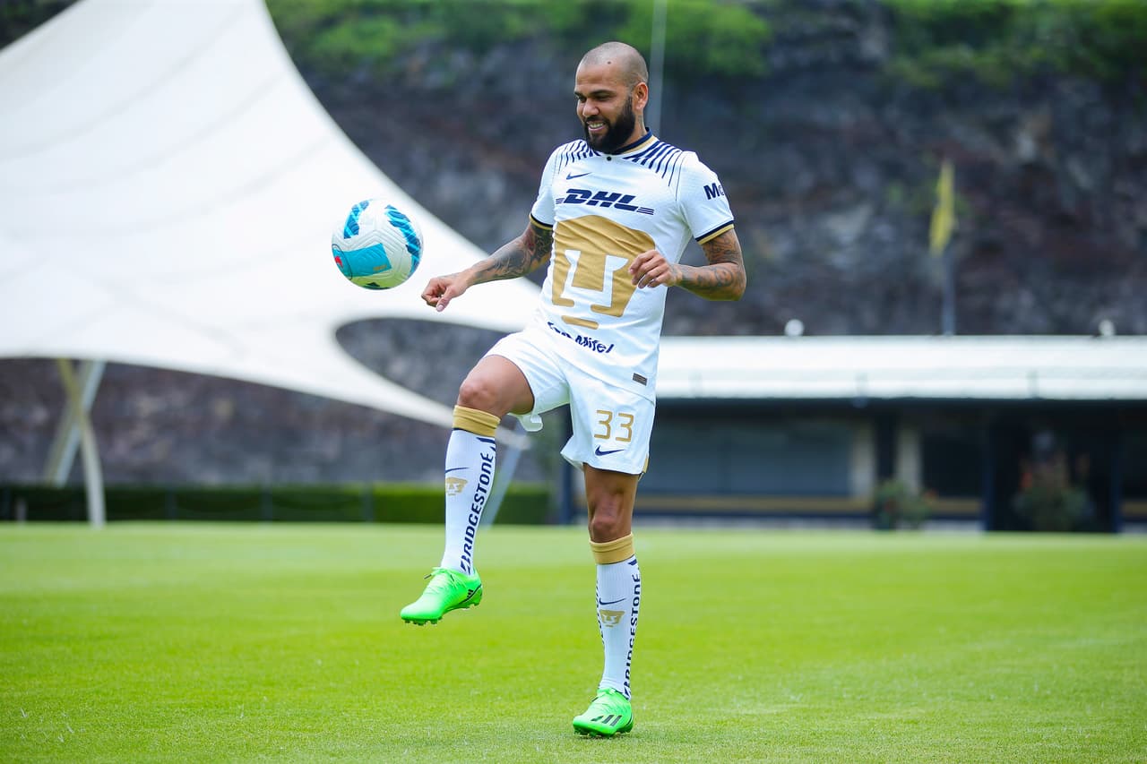 Dani Alves podría debutar con los Pumas